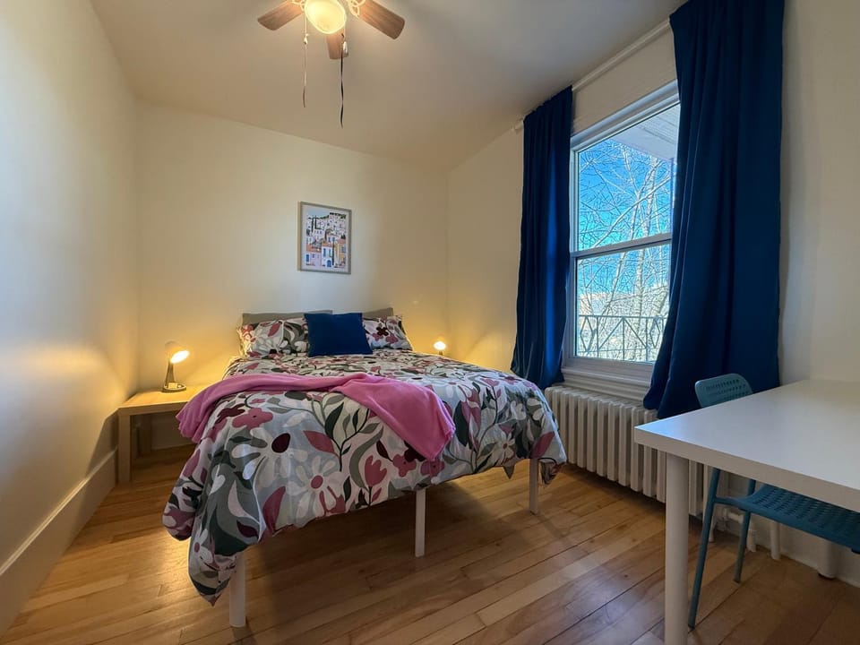 Chez Stéphanie cocon familiale avec stationnement gratuit EV Apartment in Quebec City