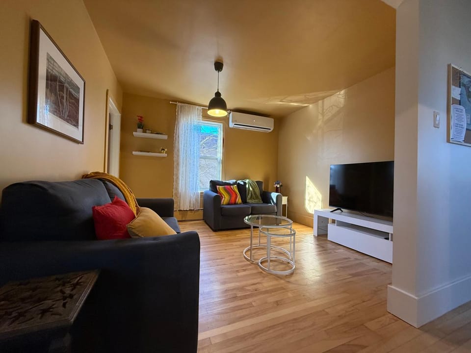 Chez Stéphanie cocon familiale avec stationnement gratuit EV Apartment in Quebec City