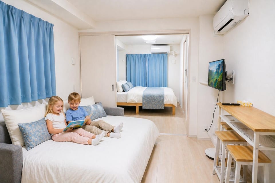 Bed, People, TV and multimedia, Living room, Photo of the whole room, Seating area, Bedroom, air conditioner