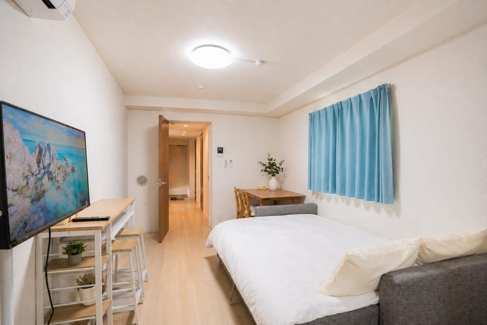 Bed, TV and multimedia, Living room, Photo of the whole room, Seating area, Bedroom