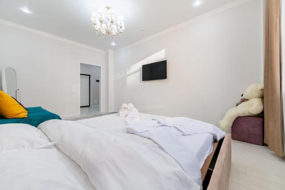 Bed, TV and multimedia, Photo of the whole room, Bedroom, towels