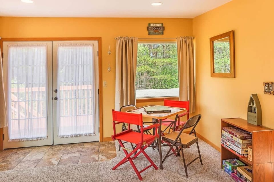 Cozy 2BR Cabin Near Beach with Deck and Fireplace Cabin in Grayland
