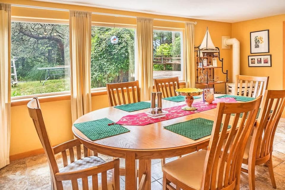 Cozy 2BR Cabin Near Beach with Deck and Fireplace Cabin in Grayland