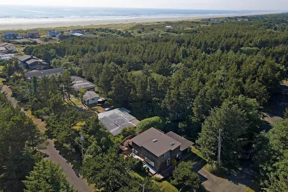 Cozy 2BR Cabin Near Beach with Deck and Fireplace Cabin in Grayland