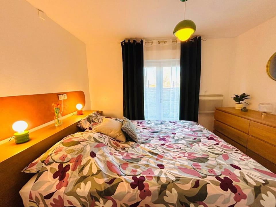 Photo of the whole room, Bedroom