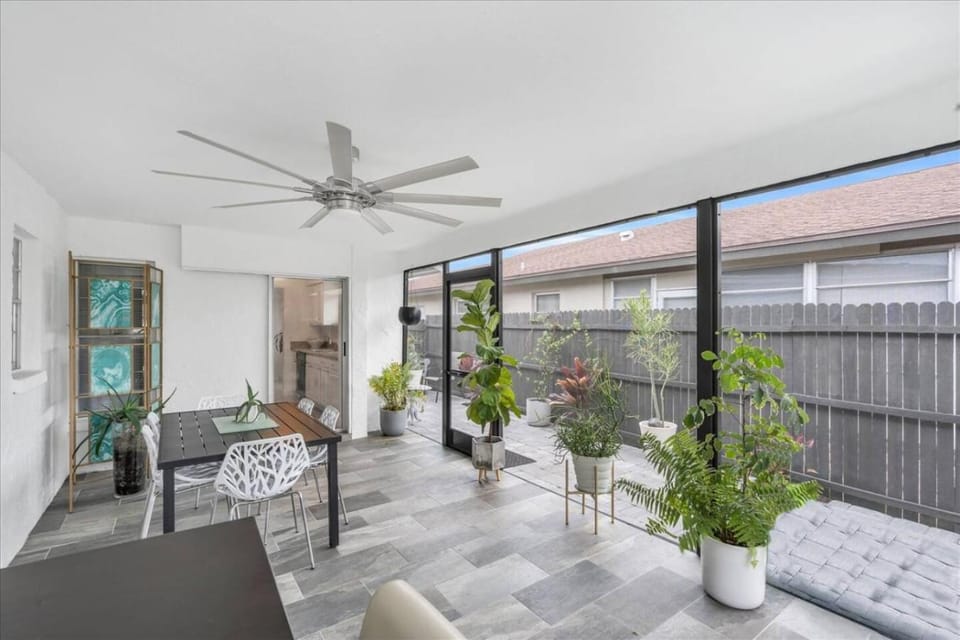 Your Vacation Oasis - Private Pool Bike to Beach House in Naples Park
