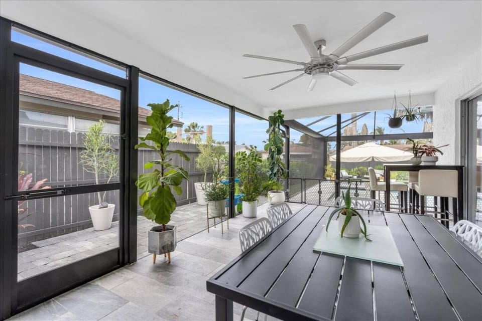 Your Vacation Oasis - Private Pool Bike to Beach House in Naples Park