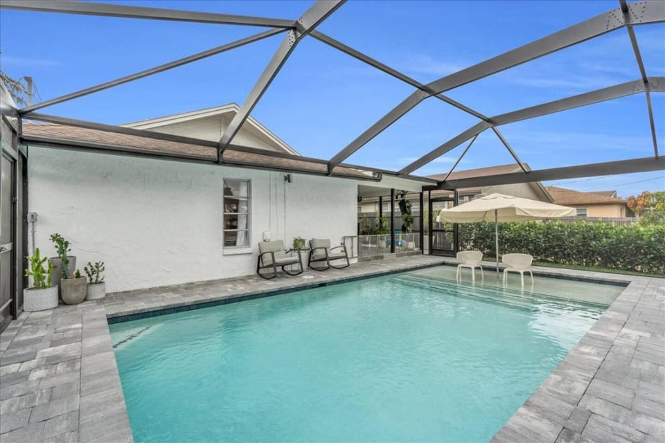 Your Vacation Oasis - Private Pool Bike to Beach House in Naples Park