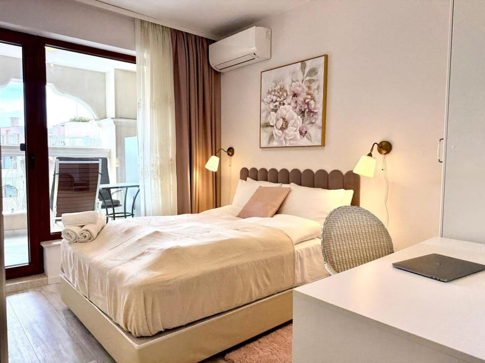 Bed, Balcony/Terrace, Seating area, Bedroom, towels, air conditioner