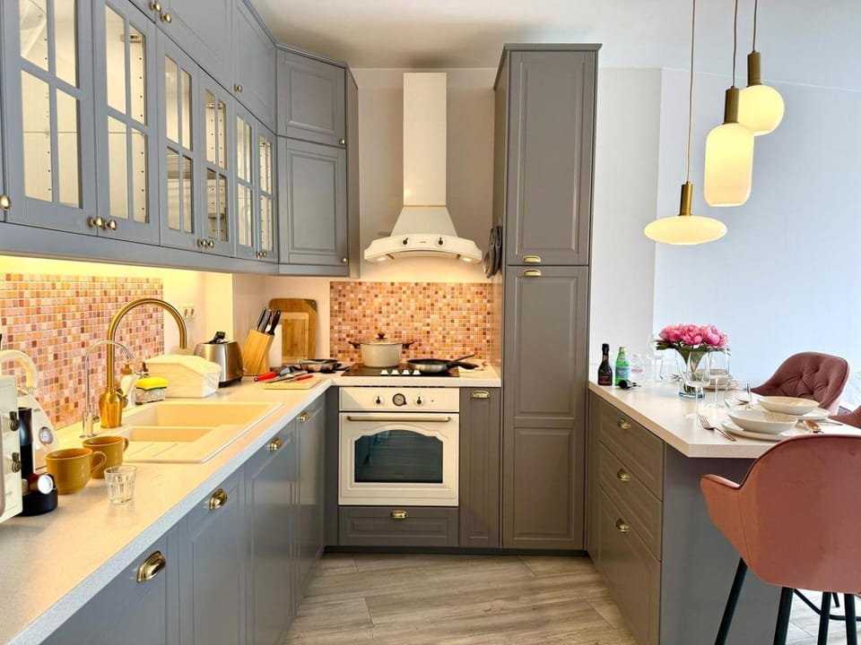 Coffee/tea facilities, Kitchen or kitchenette, Dining area, oven, stove, toaster