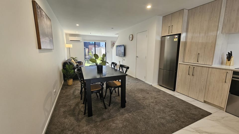 Family Friendly 2BR Townhouse with Fenced Yard House in Auckland