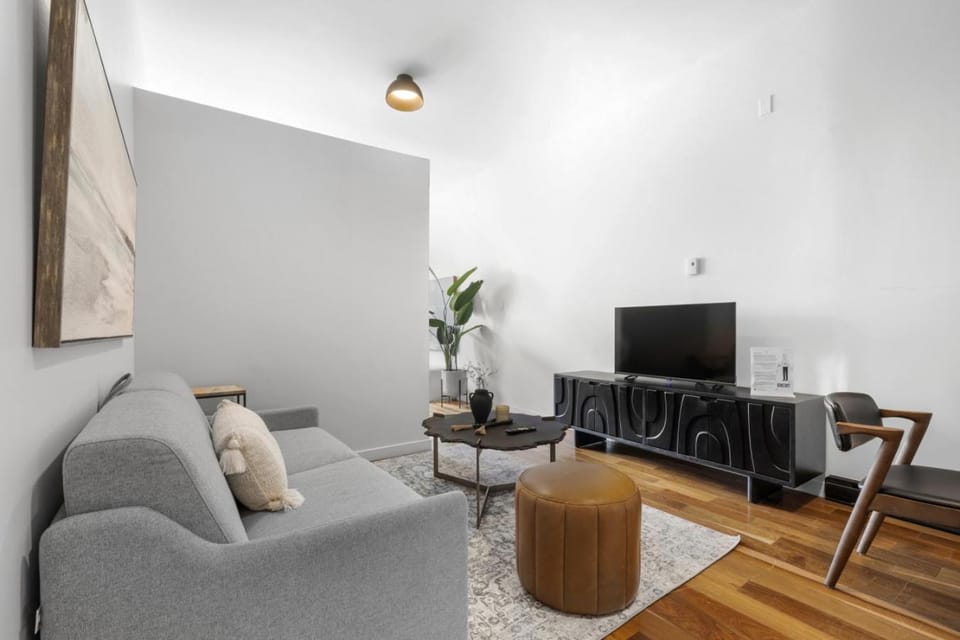 TV and multimedia, Living room, Seating area, Evening entertainment