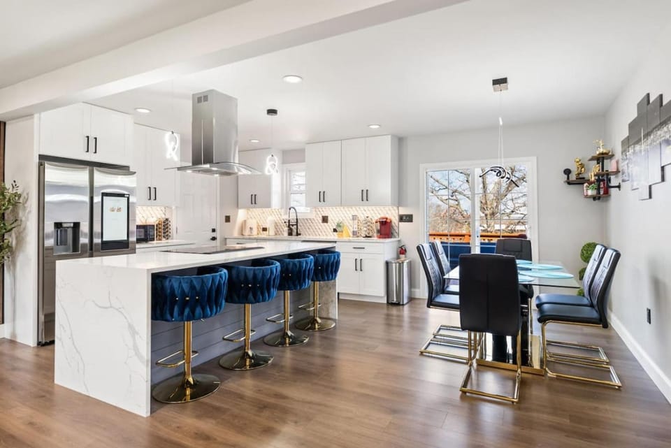 Dream home. Centrally located near DC, parking. House in New Carrollton