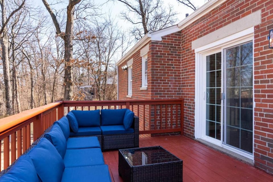 Dream home. Centrally located near DC, parking. House in New Carrollton