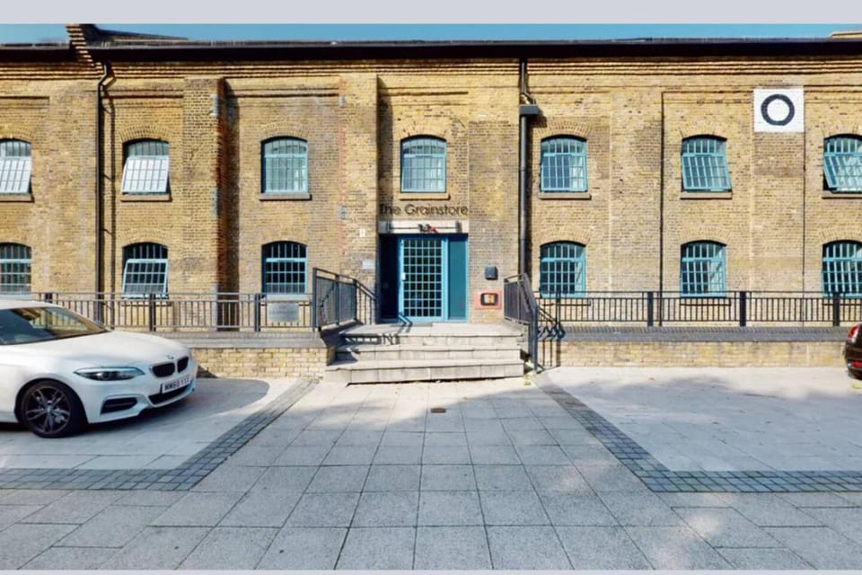 ExCel O2 Stylish Dockside Warehouse Apartment Apartment in London