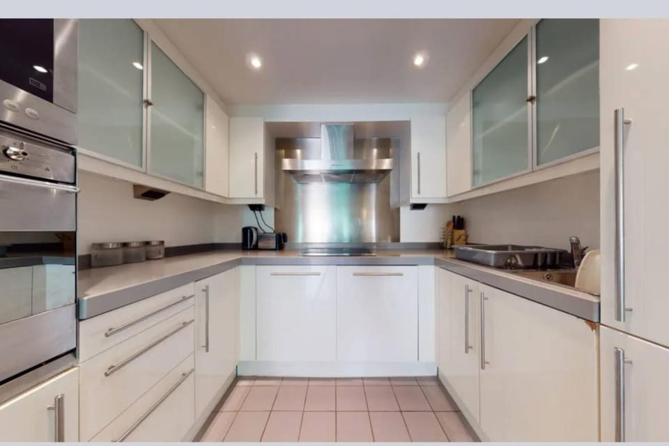 ExCel O2 Stylish Dockside Warehouse Apartment Apartment in London