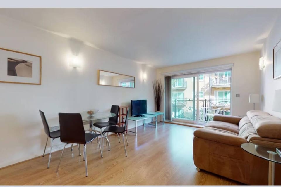 ExCel O2 Stylish Dockside Warehouse Apartment Apartment in London