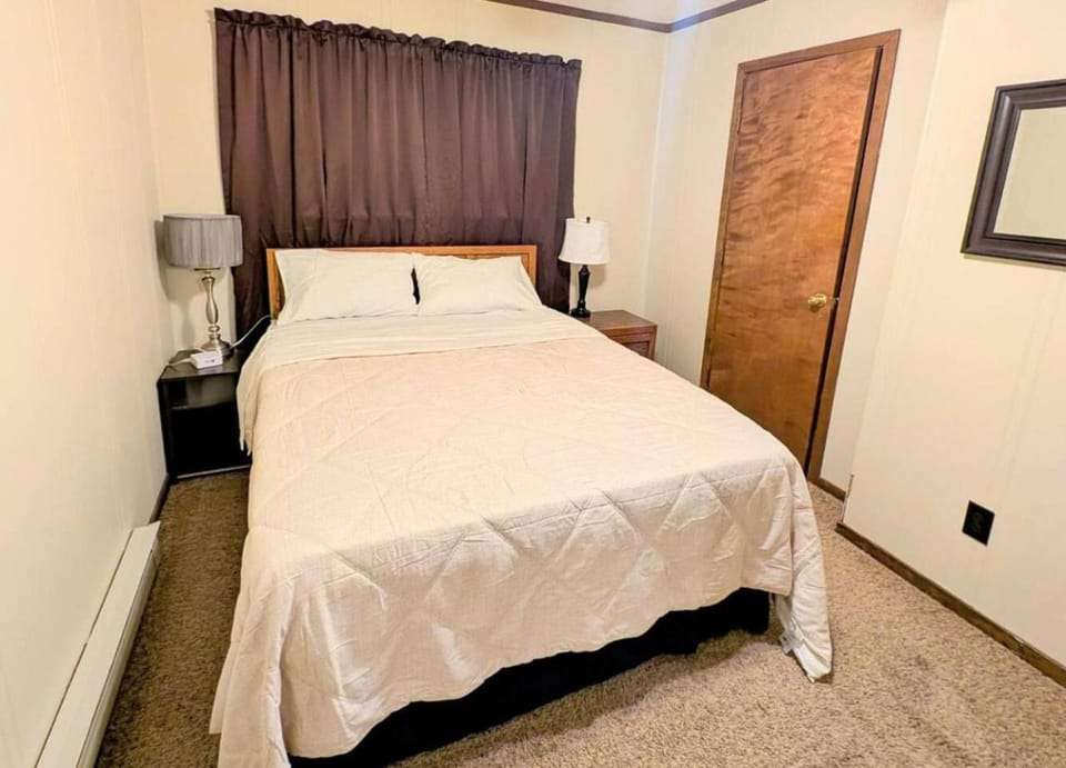 SC215B 1BR 1BA Sleeps six WiFi EZ Parking WiFi Apartment in Snowshoe