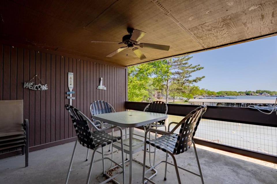 2BR Lake View Condo Pools Hot Tub Sauna Steam Room Tennis Pickle Ball Beach House in Lake of the Ozarks
