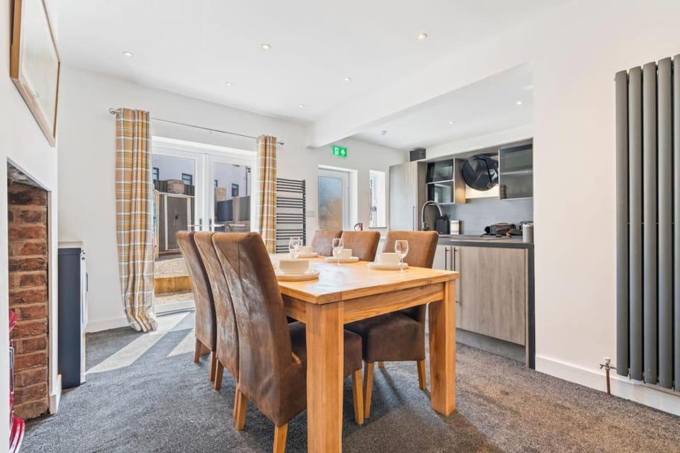 Spacious 5BR House in Staveley Wi-fi Sleeps 10 House in North East Derbyshire District