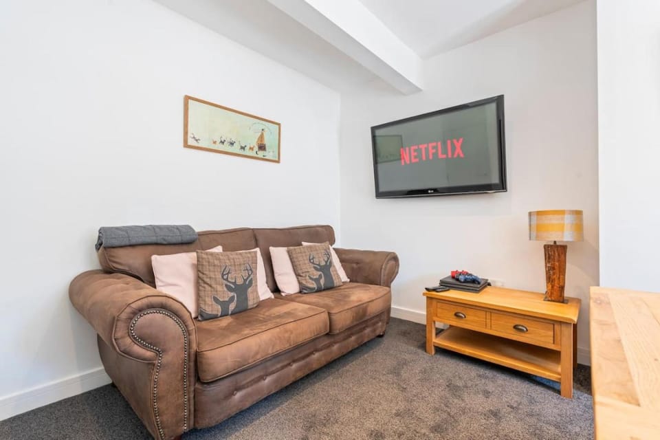 Spacious 5BR House in Staveley Wi-fi Sleeps 10 House in North East Derbyshire District