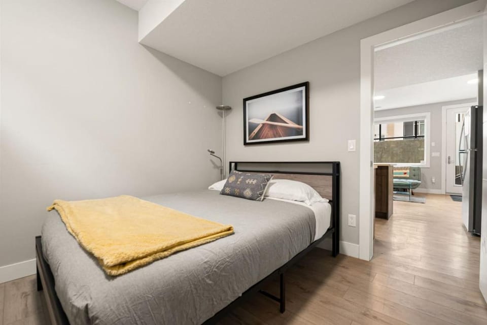 Modern and Pet Friendly 1Br Suite Near Downtown Apartment in Calgary