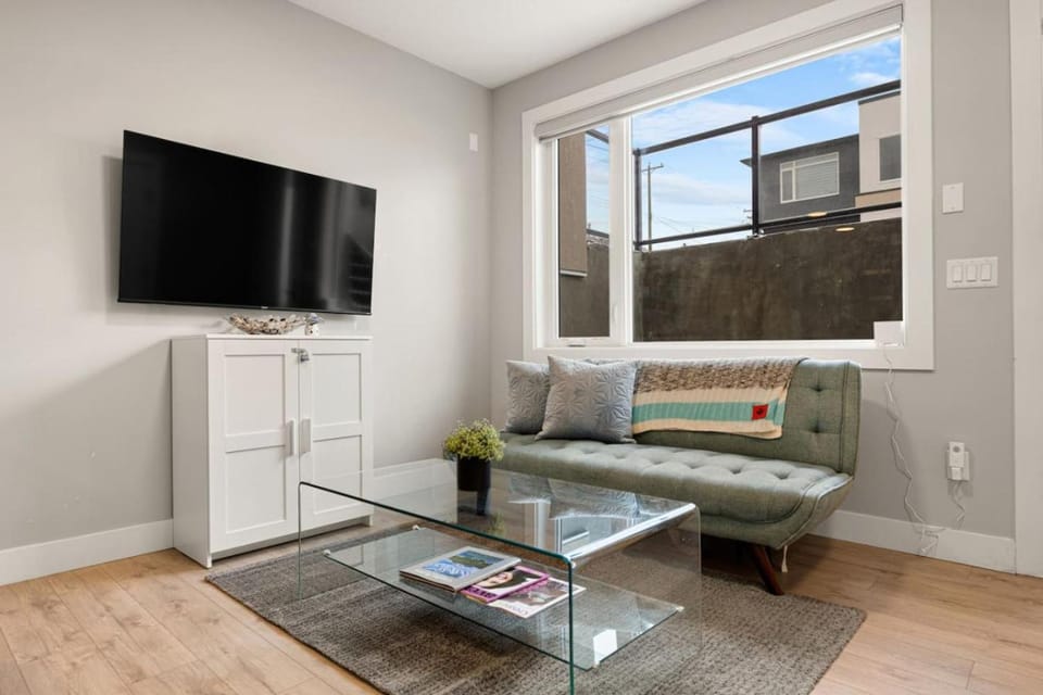 Modern and Pet Friendly 1Br Suite Near Downtown Apartment in Calgary