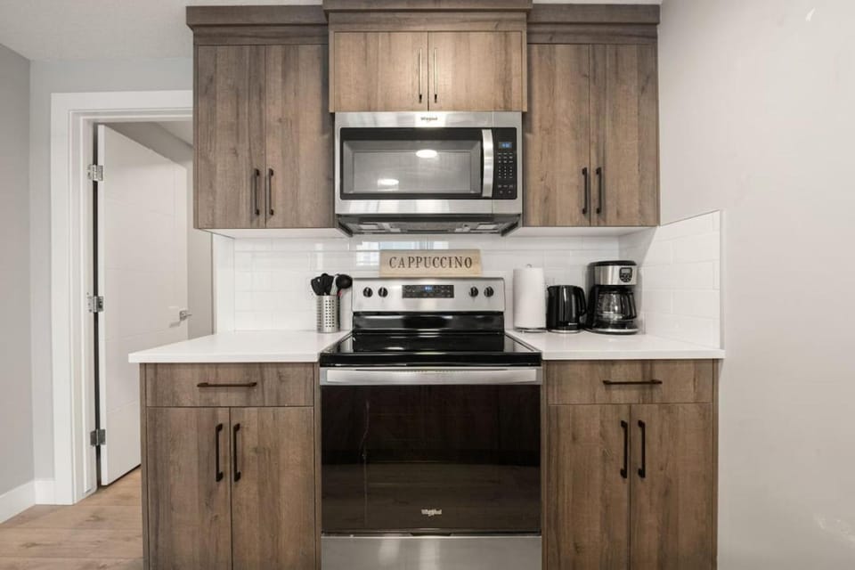 Modern and Pet Friendly 1Br Suite Near Downtown Apartment in Calgary