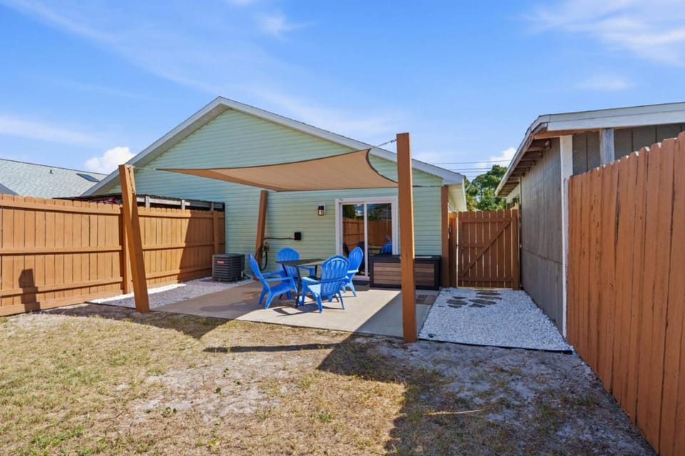 Property building, Patio, Day, sunbed