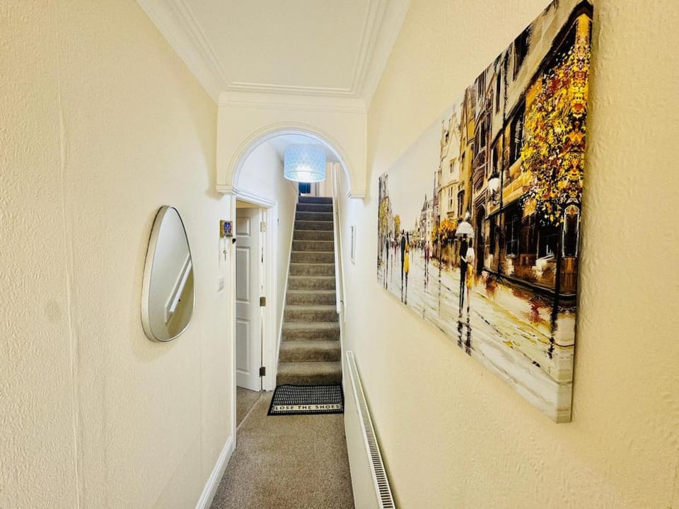 Cozy 3BR Retreat in Prime Location House in Slough