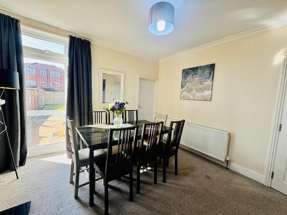 Cozy 3BR Retreat in Prime Location House in Slough