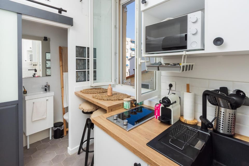 Kitchen or kitchenette, Dining area, stove