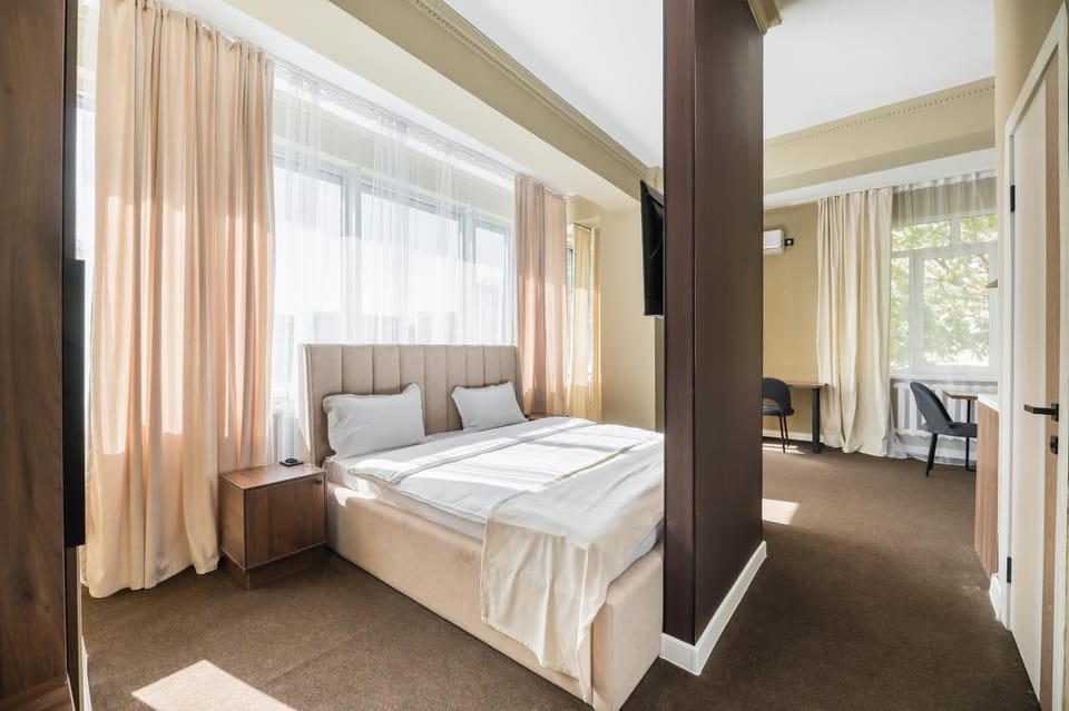 Bed, Photo of the whole room, Seating area, Bedroom