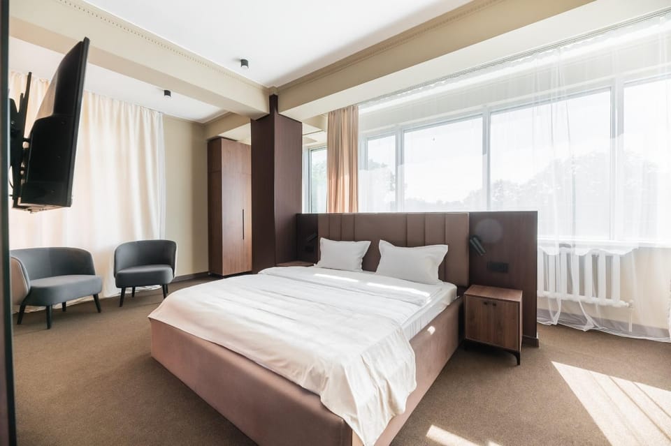 Bed, TV and multimedia, Photo of the whole room, Seating area, Bedroom