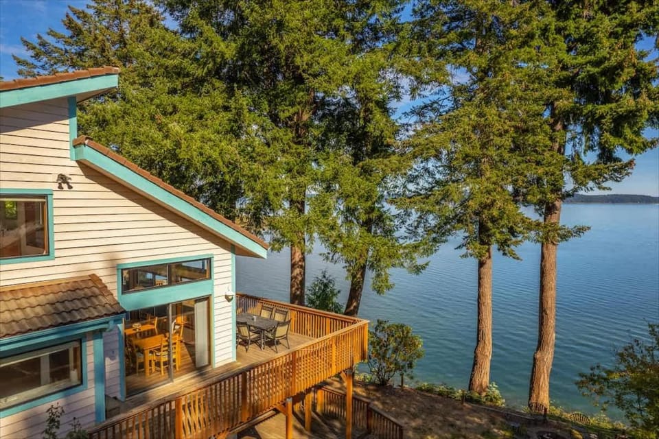 4BR Waterfront Home with Beach Access and Views House in Brinnon