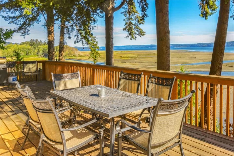 4BR Waterfront Home with Beach Access and Views House in Brinnon