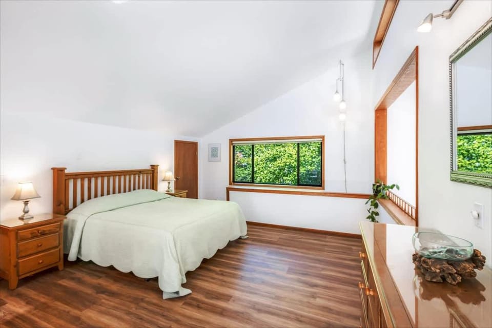 4BR Waterfront Home with Beach Access and Views House in Brinnon