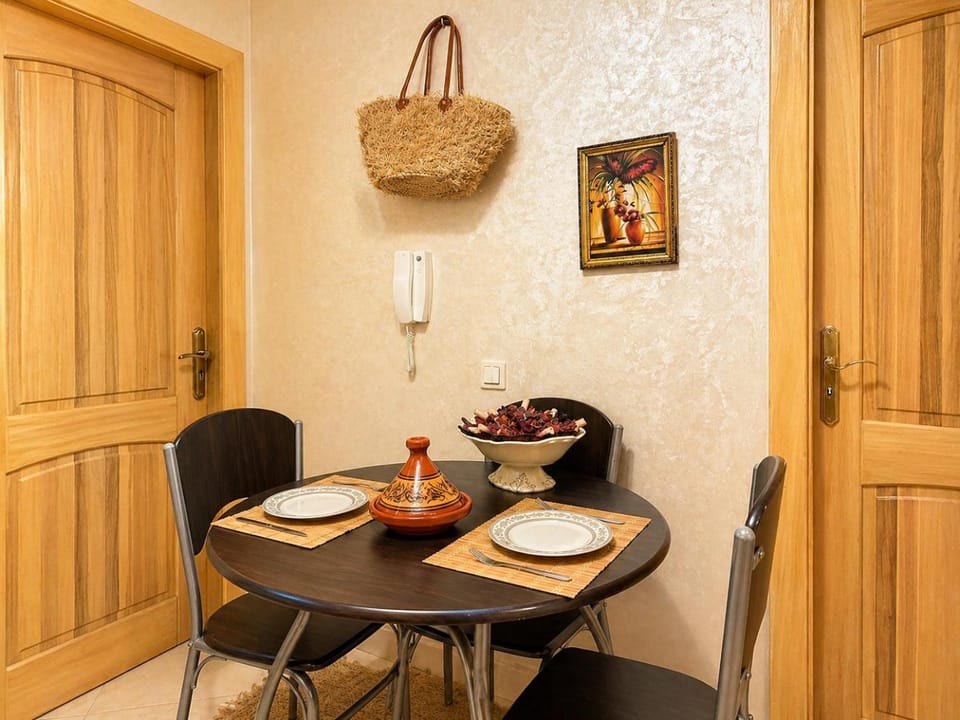 Food and drinks, Dining area, Food