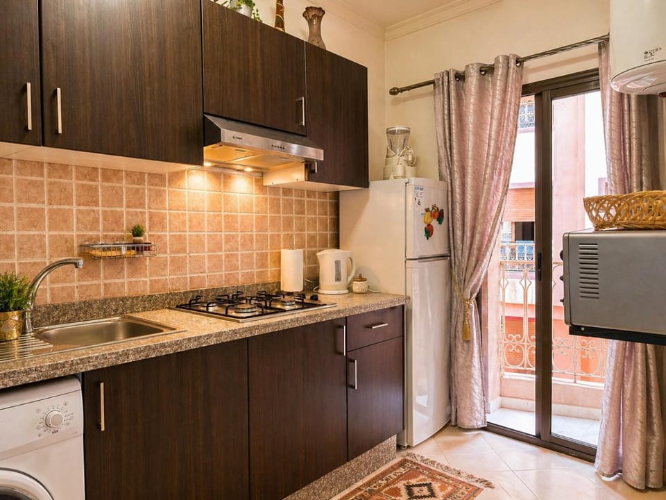 Kitchen or kitchenette, oven, toaster, washing machine, dryer