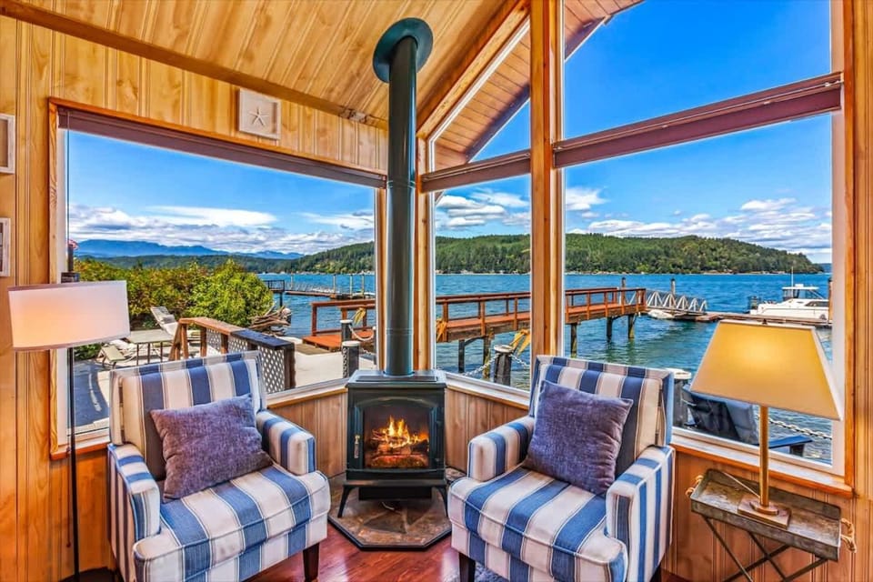 Hood Canal Waterfront with Hot Tub & Dock House in Hood Canal