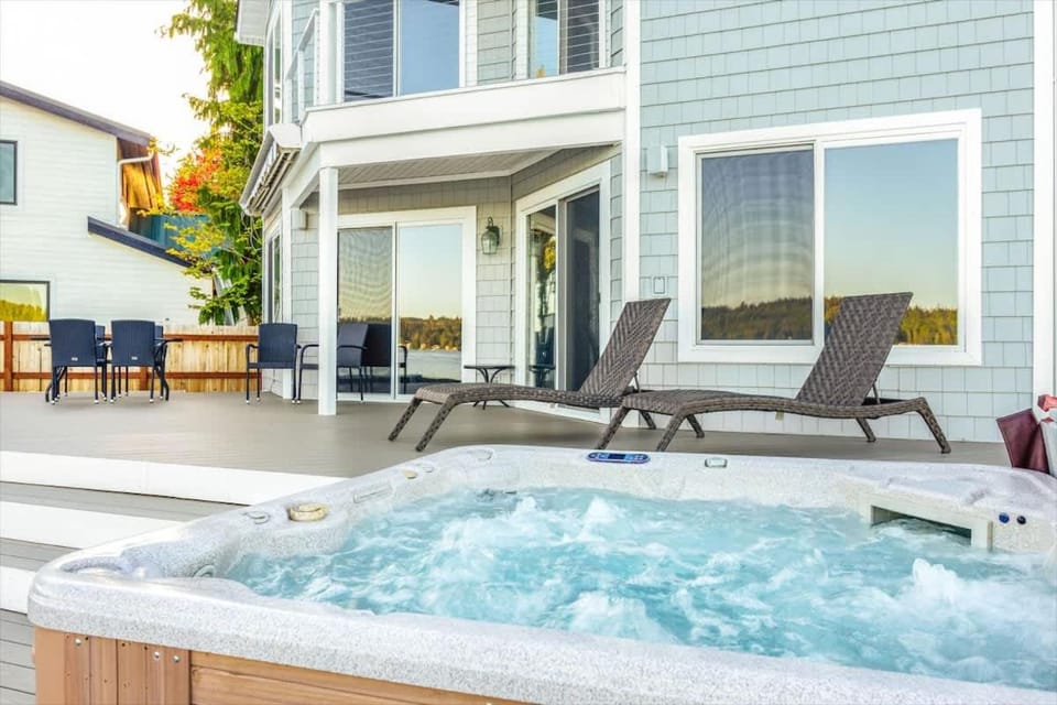 Tranquil Waterfront Home Private Hot Tub House in Hood Canal