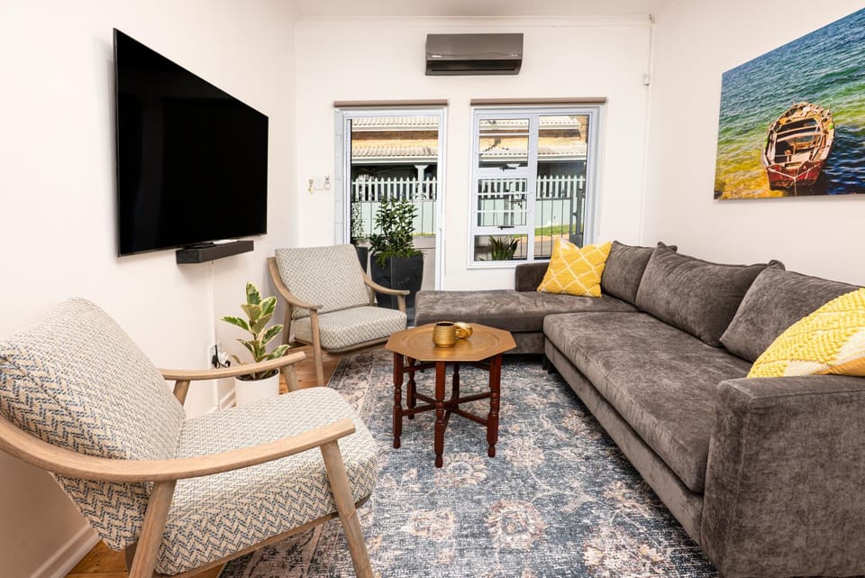 Patio, Day, TV and multimedia, View (from property/room), Living room, Evening entertainment, City view, Street view, Entertainment, Location, heating, air conditioner