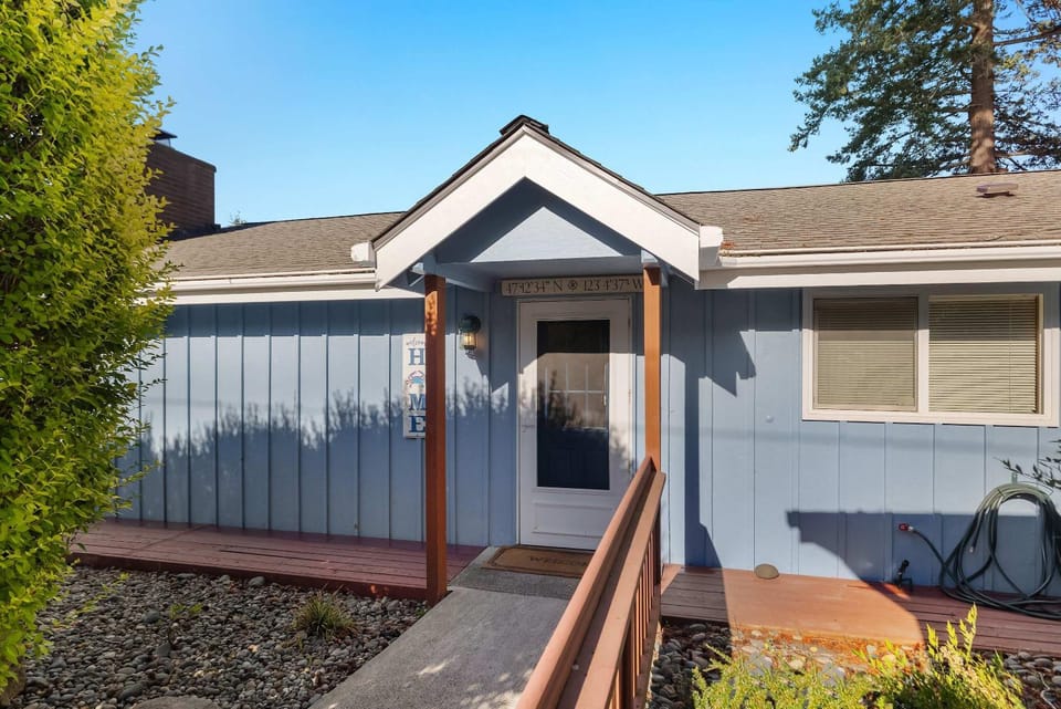 Phenomenal Sunsets Wild Orca & Private Beach House in Shelton