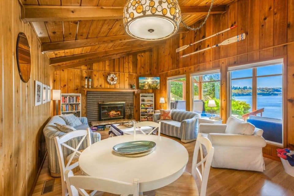 Phenomenal Sunsets Wild Orca & Private Beach House in Shelton