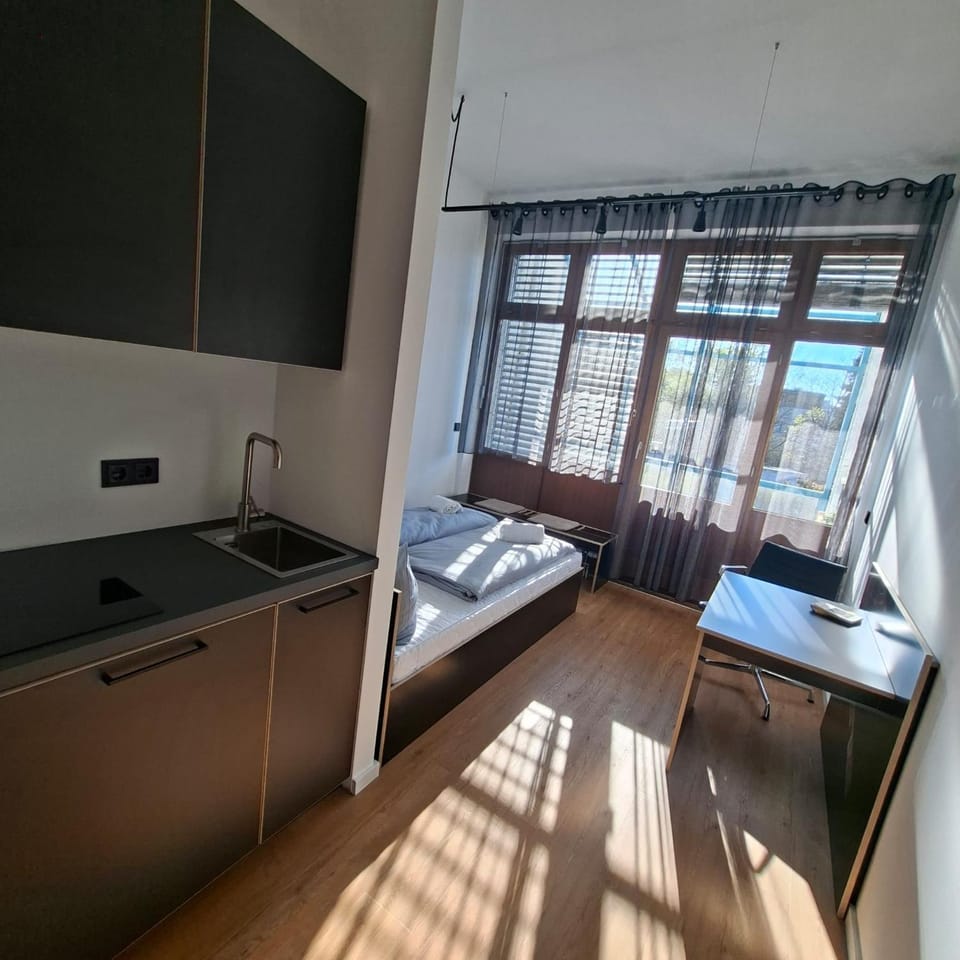 Bed, Kitchen or kitchenette, Photo of the whole room, Bedroom, stove, towels, kitchen