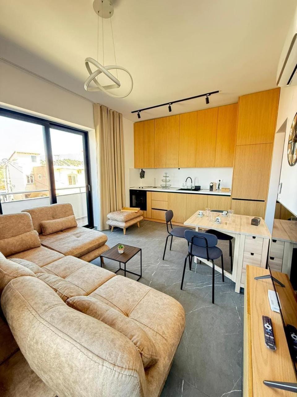 TV and multimedia, Kitchen or kitchenette, Living room, Seating area, Dining area, stove