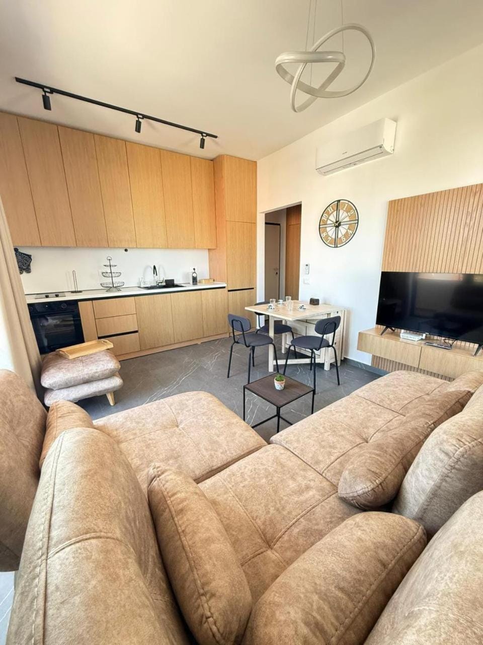 Kitchen or kitchenette, Living room, Seating area, Dining area, oven, stove