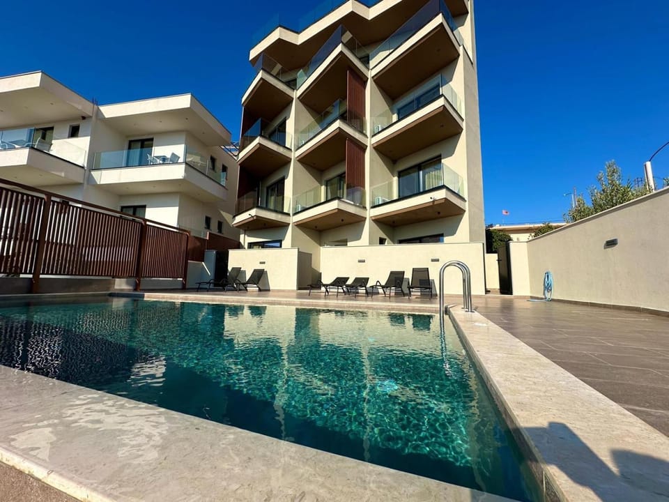 Swimming pool, sunbed