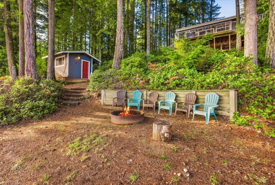 Lakefront retreat with view deck & private dock House in Puget Sound
