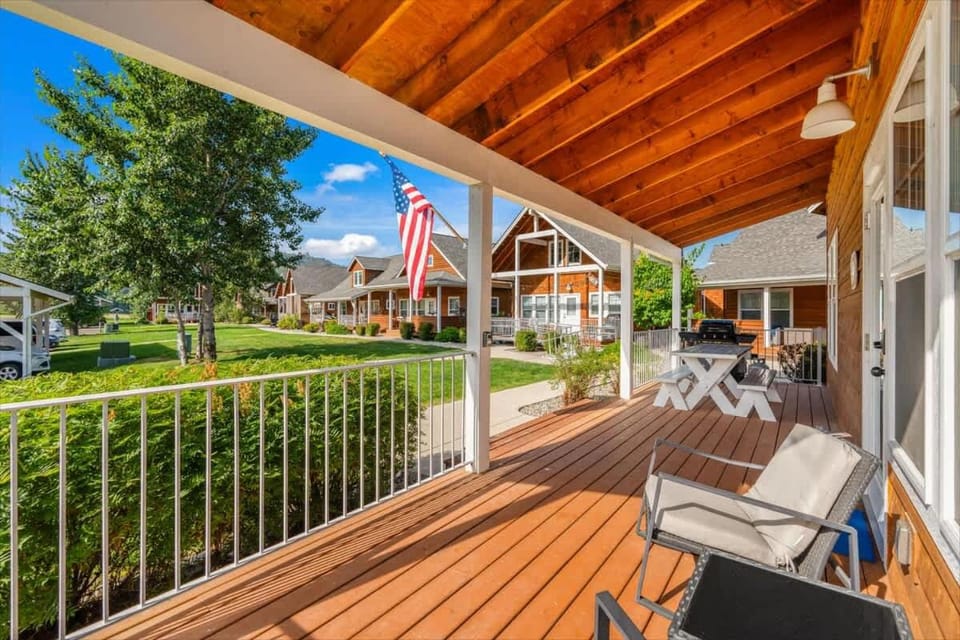 Boat on Lake Pend Oreille & Ski at Schweitzer House in Dover